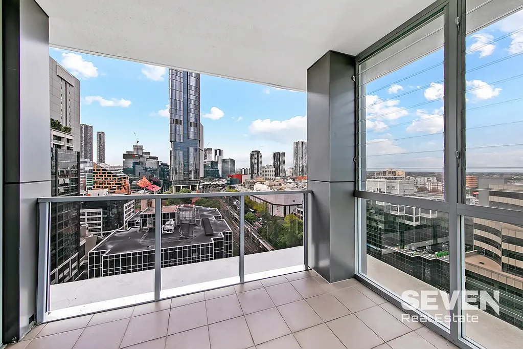 Parramatta 2房 现代两居 地铁旁 时尚开放式空间 不锈钢厨电 豪华主卧套间 Practical Modern Apartment Soaring Over Parramatta