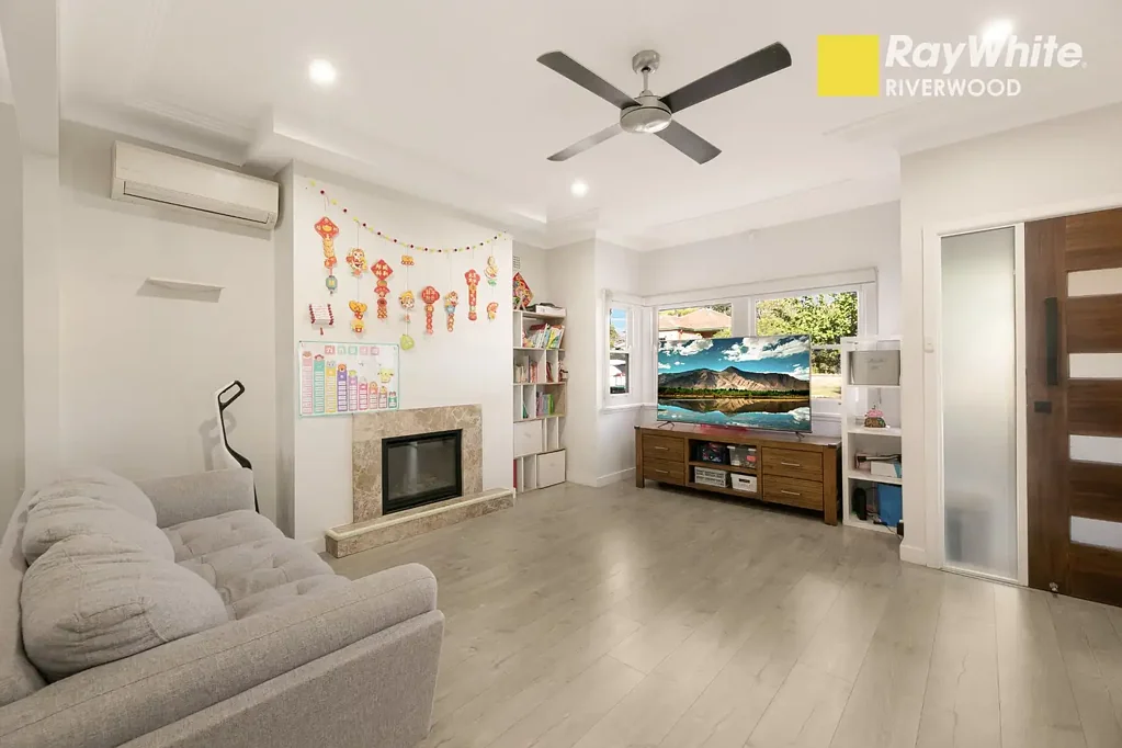 Riverwood 3房 450sqm安静街巷 优质翻新装修 Caesarstone厨房 欧洲电器 斑点Gum露台 户外水疗 全年舒适步行便利 Renovated Family Home with Resort-Style Outdoor Entertaining