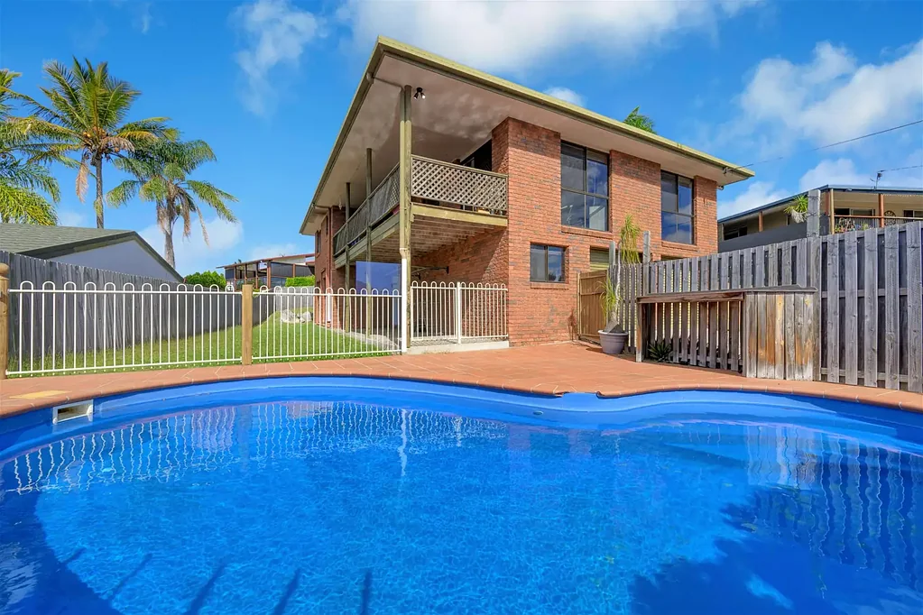 Boyne Island 4कमरा Elevated Coastal Family Living with Pool, Expansive Decks and Prime Location