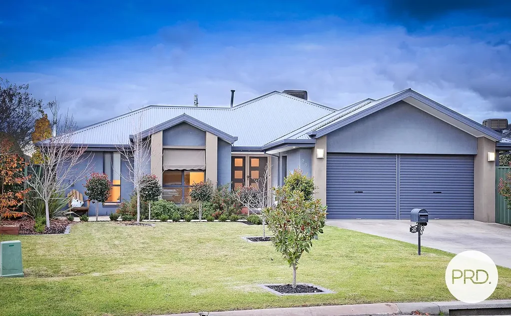 WELL APPOINTED FAMILY HOME IN A QUIET COURT LOCATION!