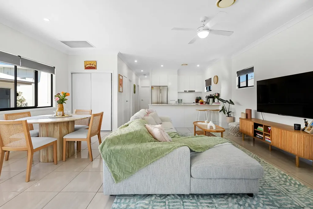 Carina Heights 2房 Camp Hill交界 地理优越 10单元综合体 现代厨房 不锈钢电器 私人阳台 宠物友好 绿草庭院 City Chic Living