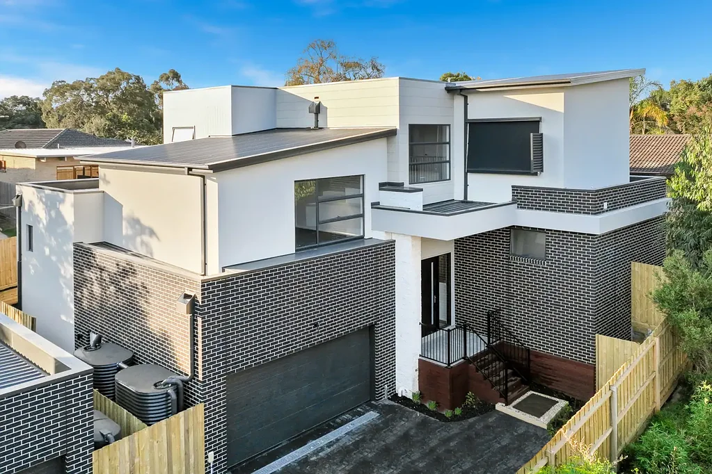 BRAND NEW LUXURY LIVING IN MALVERN EAST