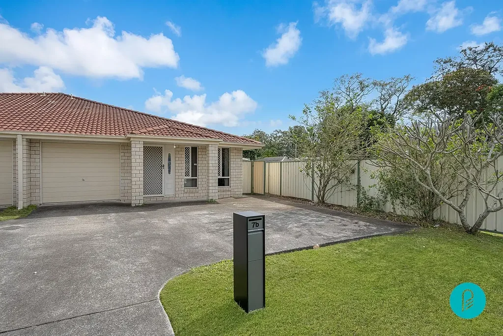 MODERN DUPLEX WITH 4-BED A/C AND MORE !