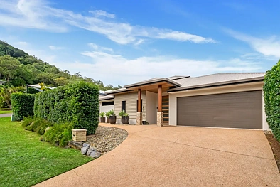Trinity Beach 4Moenga Elevated Position with Mountain Views and Inground Pool