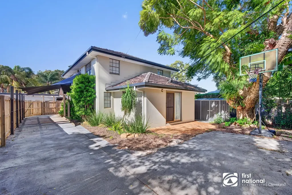 STUNNING FAMILY HOME IN HEART OF OYSTER POINT, CLEVELAND.   ELECTRICITY AND INTERNET INCLUDED IN RENT