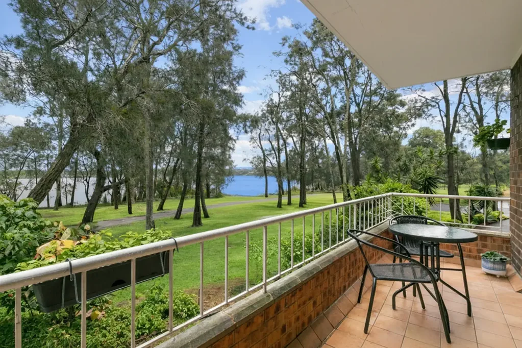 Narrabeen 2房 绝对湖滨位置 翻新燃气厨房 桉树过滤水景 主卧带衣柜 浴缸独立洗衣房 共享花园 车库直通公共区 湖道直通 Absolute Lakefront Retreat with Peaceful Narrabeen Lagoon Backdrop