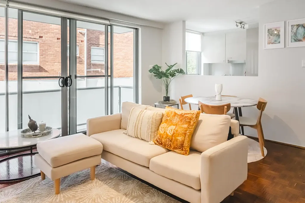 FULLY FURNISHED - Bright & Airy Apartment - Minutes to the beach