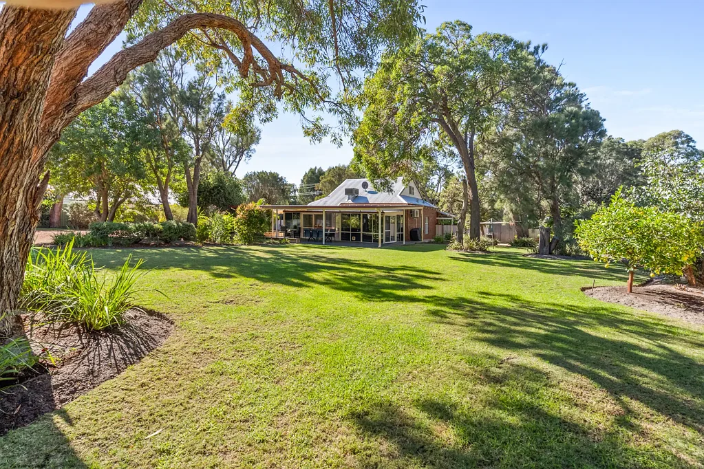 Greenfields 4Kwarto Tranquil country lifestyle meets modern convenience + side access to 2 powered sheds