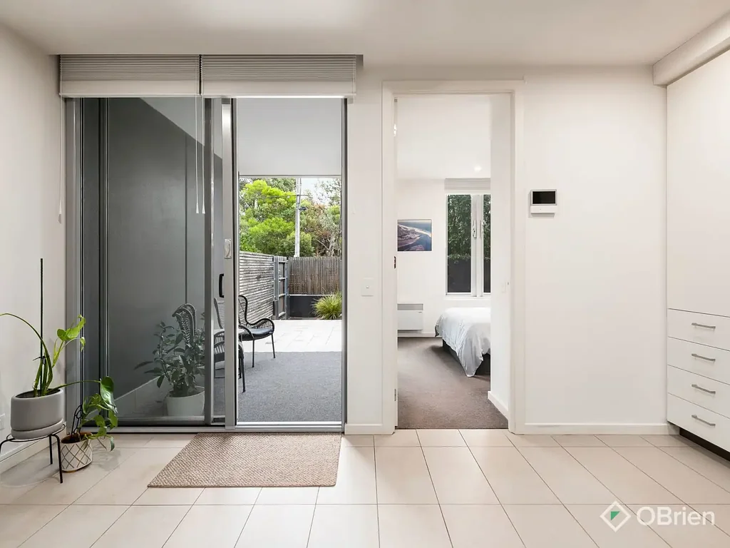 Ground-Floor Apartment W/ Private Courtyard & Parking