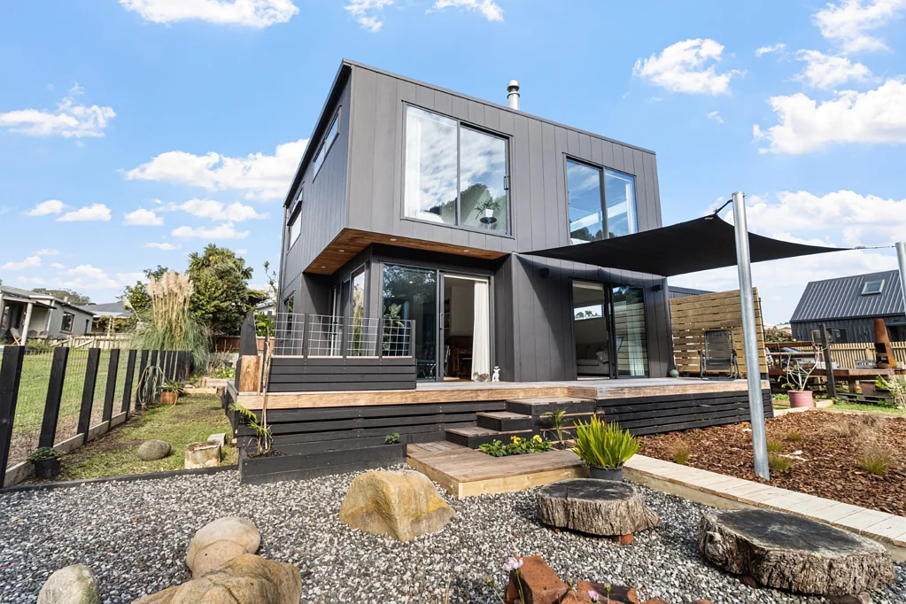 New Plymouth Central 3 Bedroom Stylish Home Living With A Lush Backdrop