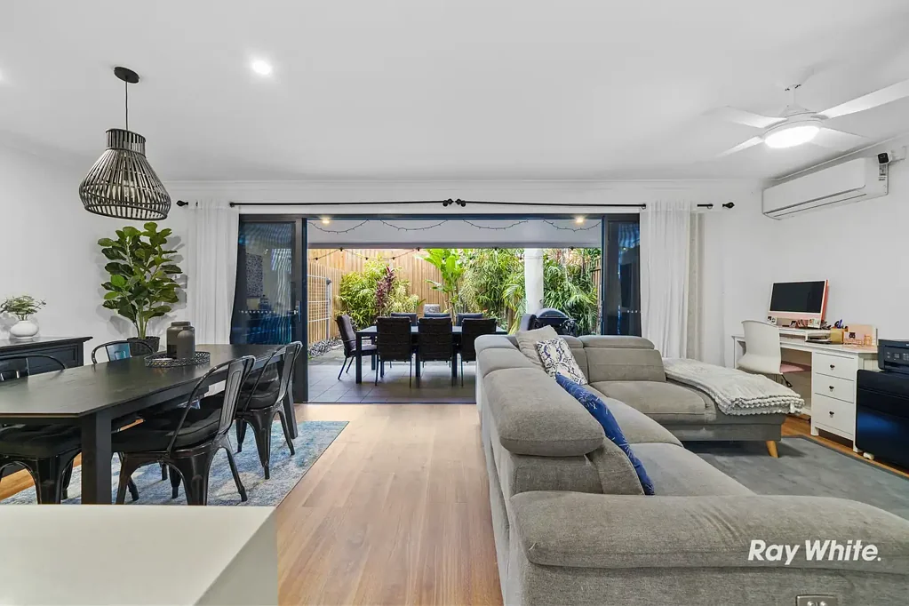 Springwood 4غرفة نوم All The Feel of a Double Storey House without the Price Tag | Luxuriously Appointed, Designer Gardens & Solar Panels