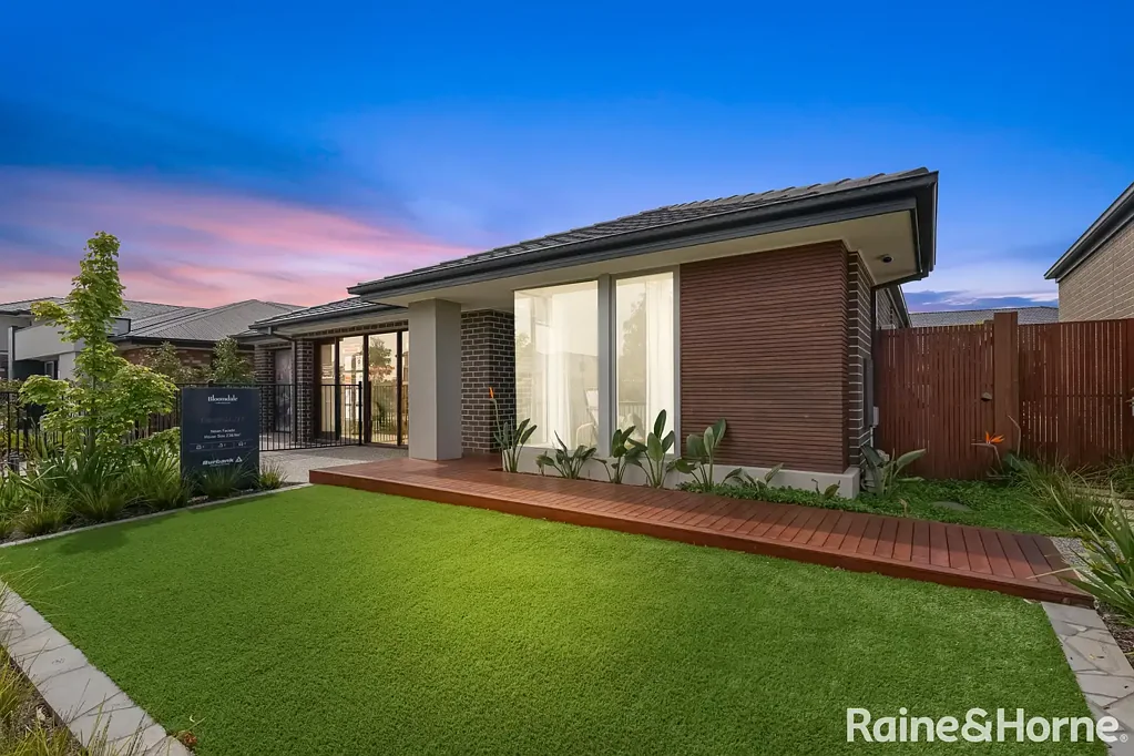 STUNNING EX-DISPLAY HOME