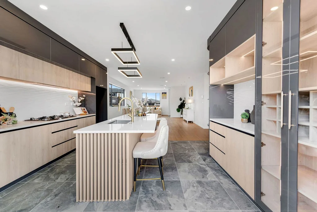 Flat Bush 6房  Two Legal Kitchens & Home Office! Brand-New Beauty
