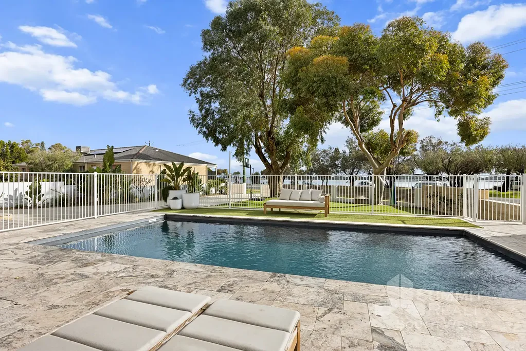 Australind 5غرفة نوم Elevated Family Living with Estuary Views