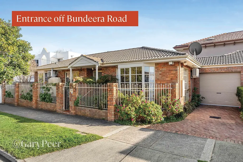 Caulfield South 3બેડરૂમ Position, potential & single level appeal!