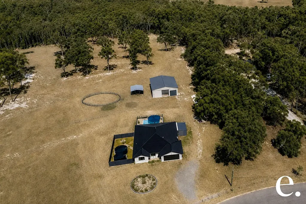 Moore Park Beach 4房  Moore Park Beach Acreage Lifestyle - Pool, Huge Shed & Modern Family Home