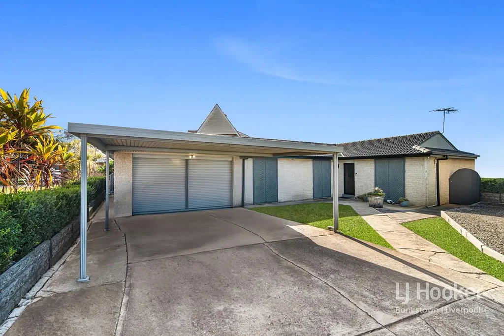 Moorebank 4 Bedroom Stylish Family Living with Space, Storage & A Modern Touch