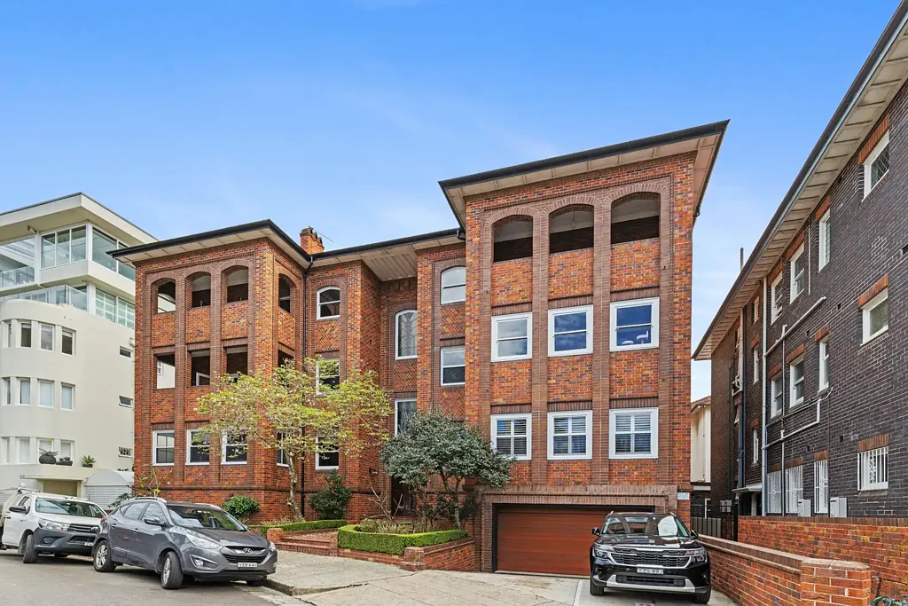 BEAUTIFUL AND SPACIOUS THREE BEDROOM APARTMENT MOMENTS TO DOUBLE BAY