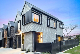 1 Galloway Crescent, Farm Cove, Manukau City