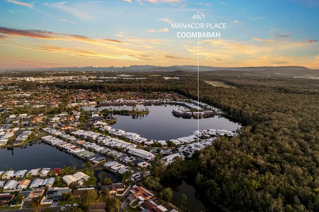 Coombabah 3房  Tranquil Lakeside Living in Sought-After Gated Community