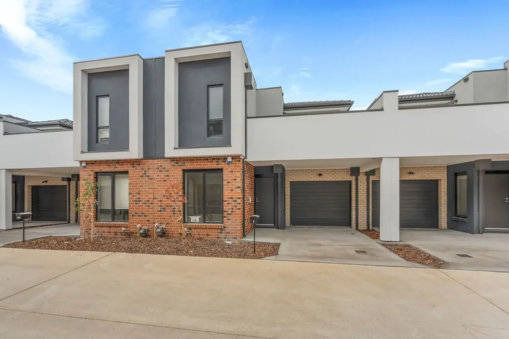 BRAND NEW PROPERTY IN GREAT LOCATION!!