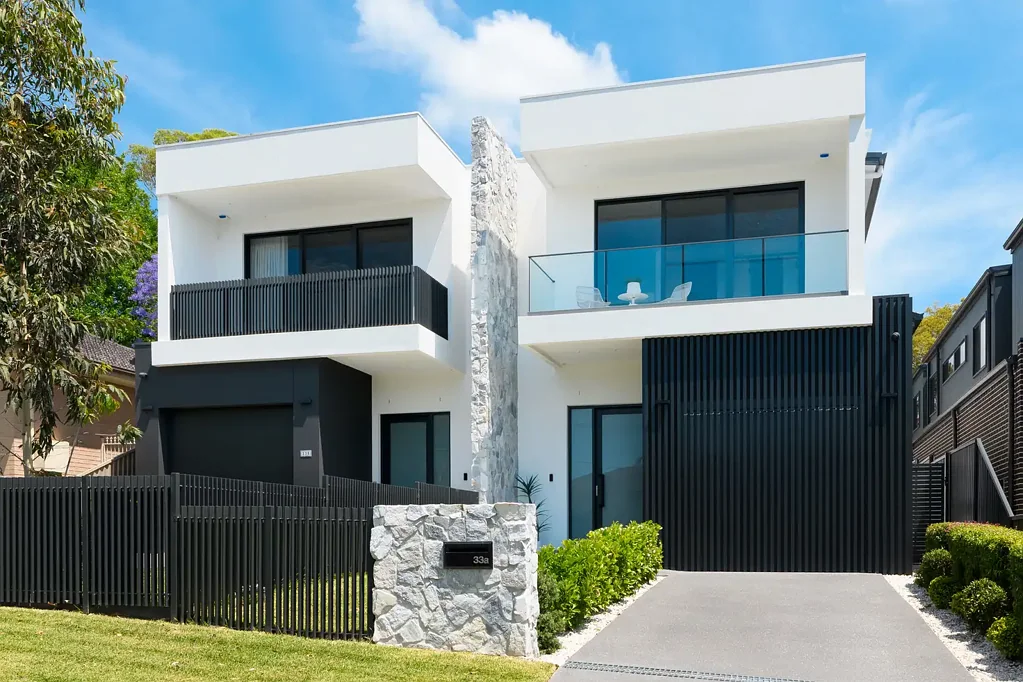 Jannali 5房 宽敞高顶空间 定制石材厨房 开放式生活区 度假泳池景观 主卧带阳台水景 五卧多功能空间 全瓷砖精致卫浴 锁车库安防系统 近学校商圈便利 Luxe Living