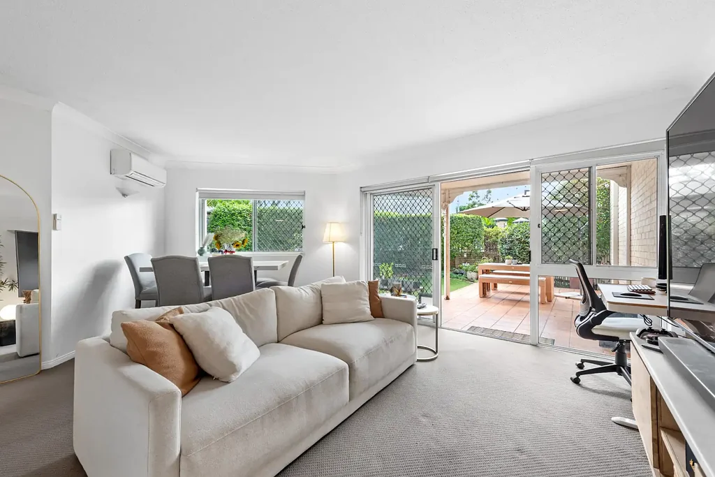 FABULOUS POSITION – BEAUTIFULLY RENOVATED... A MUST TO INSPECT!