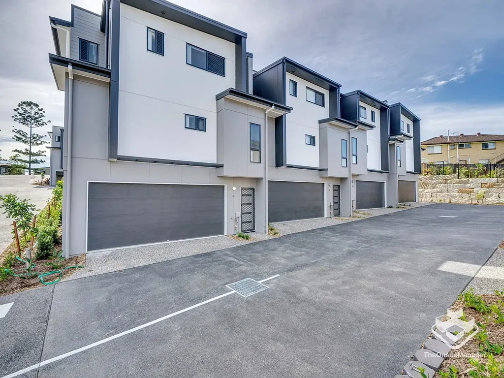 LUXURY 3 BEDROOM TOWNHOME.