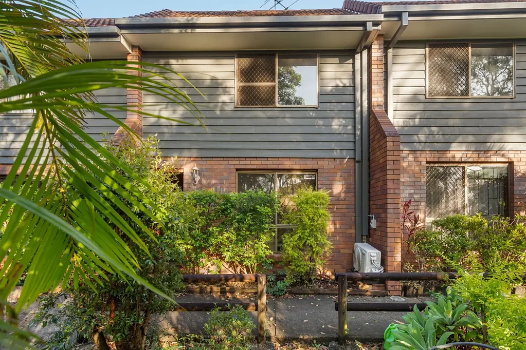 Eagleby 2 Slaapkamer Tick Tock! Time's Running Out on This Must-Sell Townhouse!