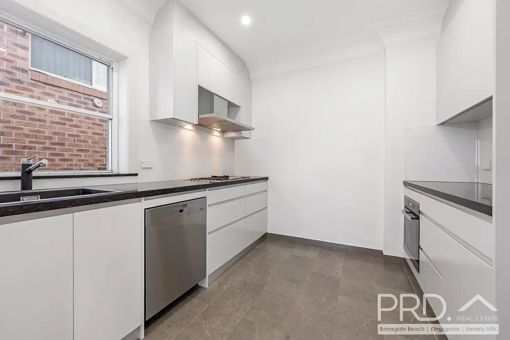 4 BEDROOM HOUSE IN PRIME LOCATION!