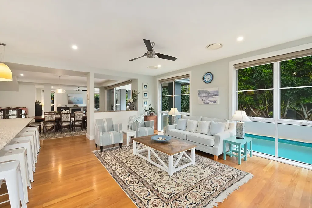 Balgowlah 4房 豪华多户型 603㎡平缓地块 东北向海湾海景 私密度假村花园 Miele厨电 电梯连接 双车位车库 太阳能电池组 Sought-After Village Lifestyle