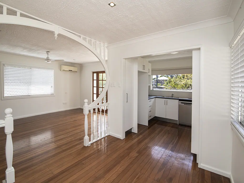 11 Logan Avenue, Oxley, QLD 4075
