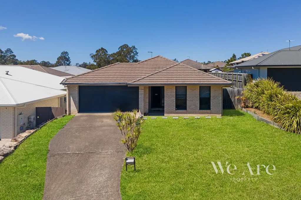 Flagstone 4 Slaapkamer 240m2 home with multiple living areas. Perfect investment property.