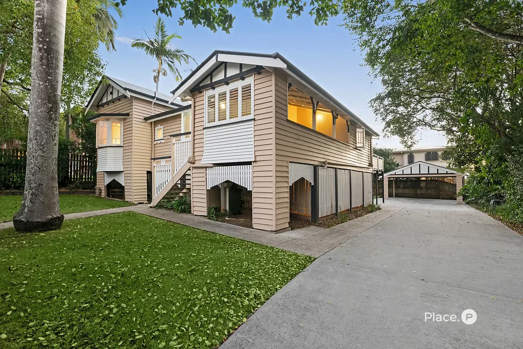 Holland Park West 3ห้องนอน Charming Queenslander on 771m2 in Cavendish Rd School Catchment