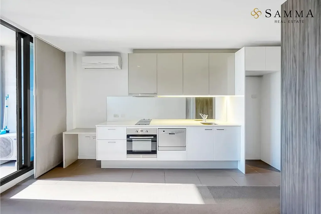 Stunning Studio with City Views in Melbourne CBD – Heated Pool, Gym & Rock-Climbing Wall at Your Doorstep