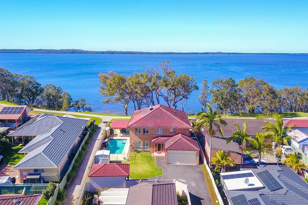 Tuggerawong 4ਬੈੱਡਰੂਮ Lakefront Luxury on 888m² – Ultimate Family Entertainer