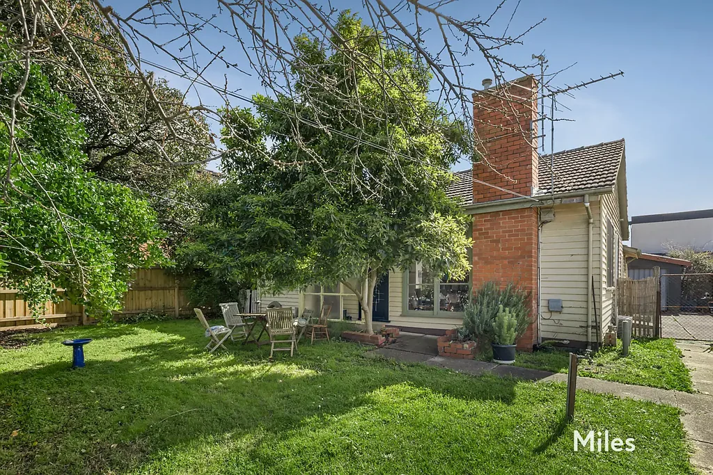 Ivanhoe 2 Bedroom 568m2 (Approx) of Potential on Valentine Street
