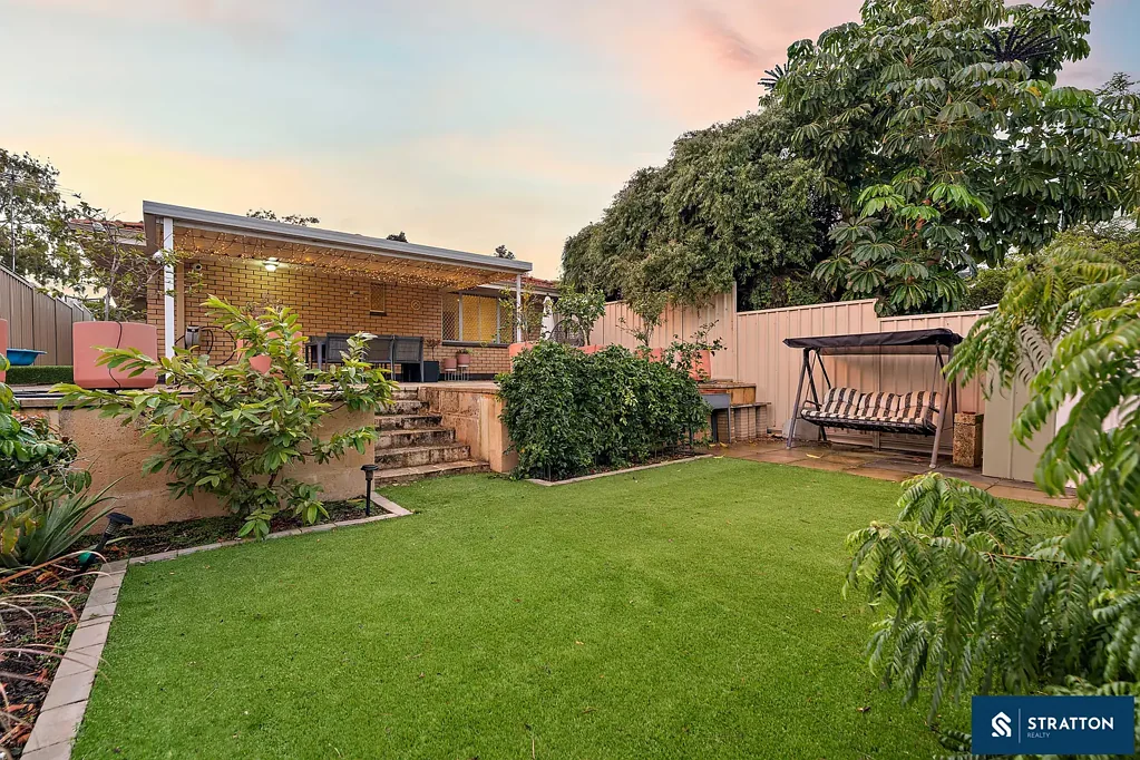 Booragoon 2房  Zoned R25/40  - Proposed R50 - Subdivision Potential Just Steps from Garden City (STCA)