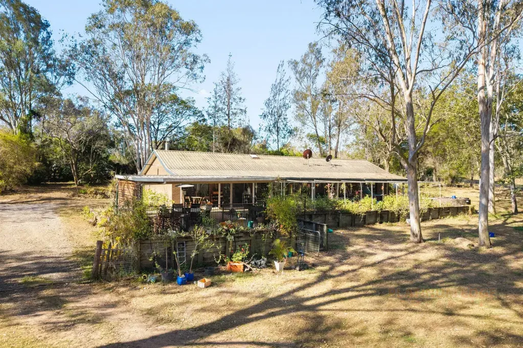 South Maclean 4房 宽敞地块 马匹设施 四卧四卫 新厨 新浴室 微型住宅 棚屋 鸡舍 果树 菜园 水坝 水箱 自给自足 Lifestyle Acreage with Room to Grow -  Available to Inspect