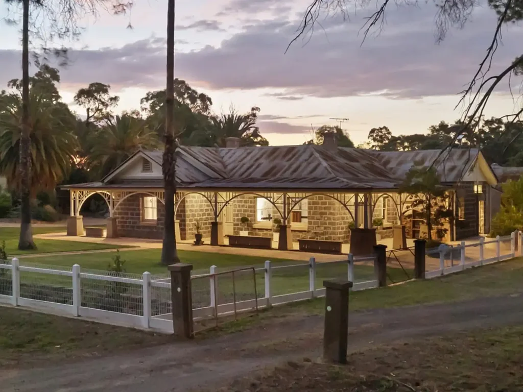 Axedale 4房  Heritage bluestone farmhouse meets modern living - Expression of Interest closing Thursday, 19th June 2025 at 5pm.