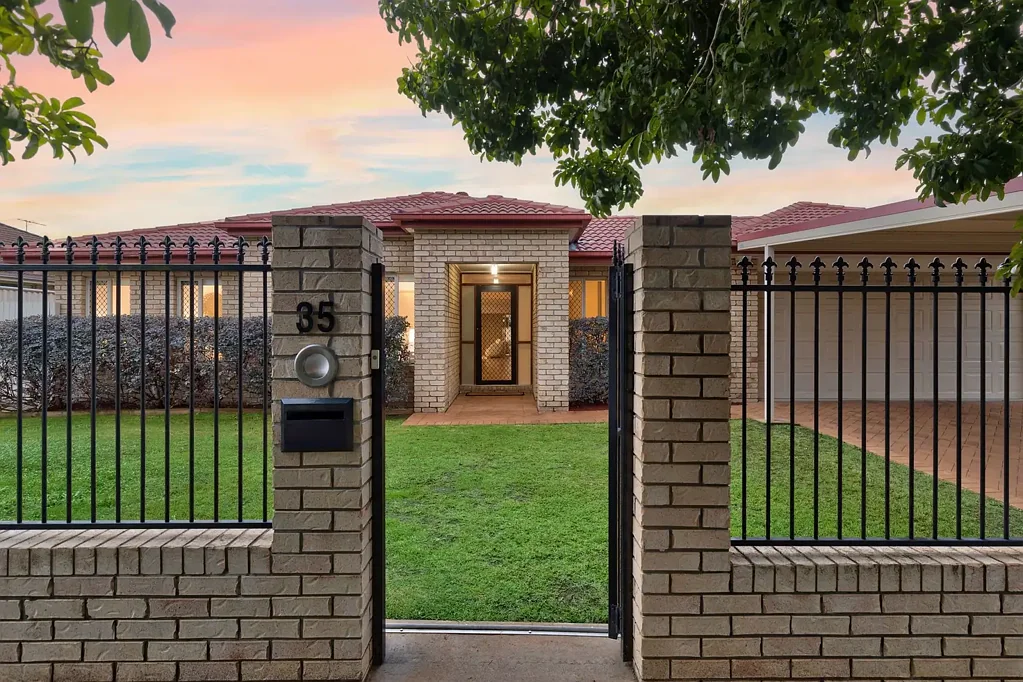 Parkinson 5 Slaapkamer AUCTION IF NOT SOLD PRIOR - Spacious Family Living Just Steps from Stretton State College