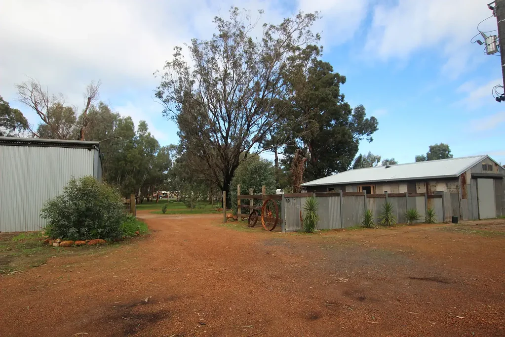 Waroona 1 Bedroom Unexpected Delight on 1.82 Ha