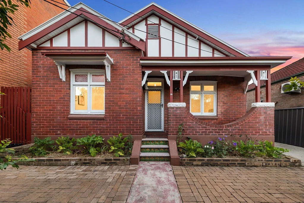 Homebush West 3Zimmer Beautifully Updated Full-Brick Family Home with Exceptional Backyard