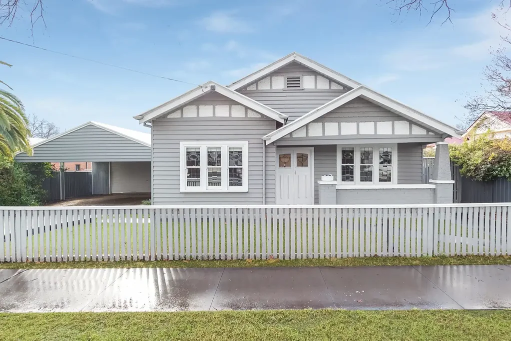 Bendigo 3 Bedroom Stylish, Renovated Californian bungalow with character and garaging in a prime inner city locale.