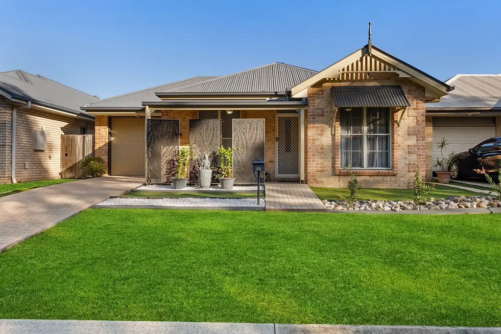 North Lakes 3कमरा Charming Home in Picturesque Location Overlooking Parklands!