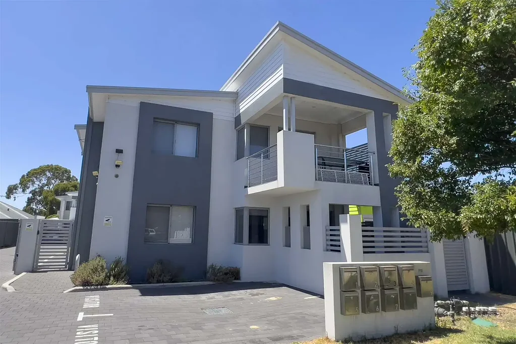 $770/w furnished Modern 2b Unit in Cloverdale