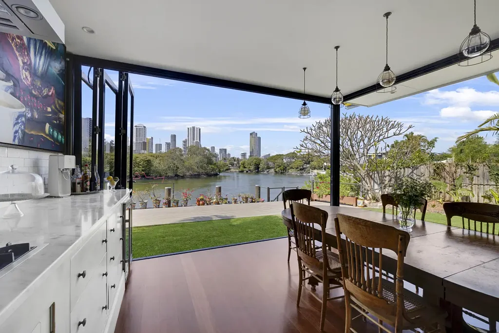 Broadbeach Waters 4ਬੈੱਡਰੂਮ A Distinctive Waterfront Residence in an Exceptionally Private Setting