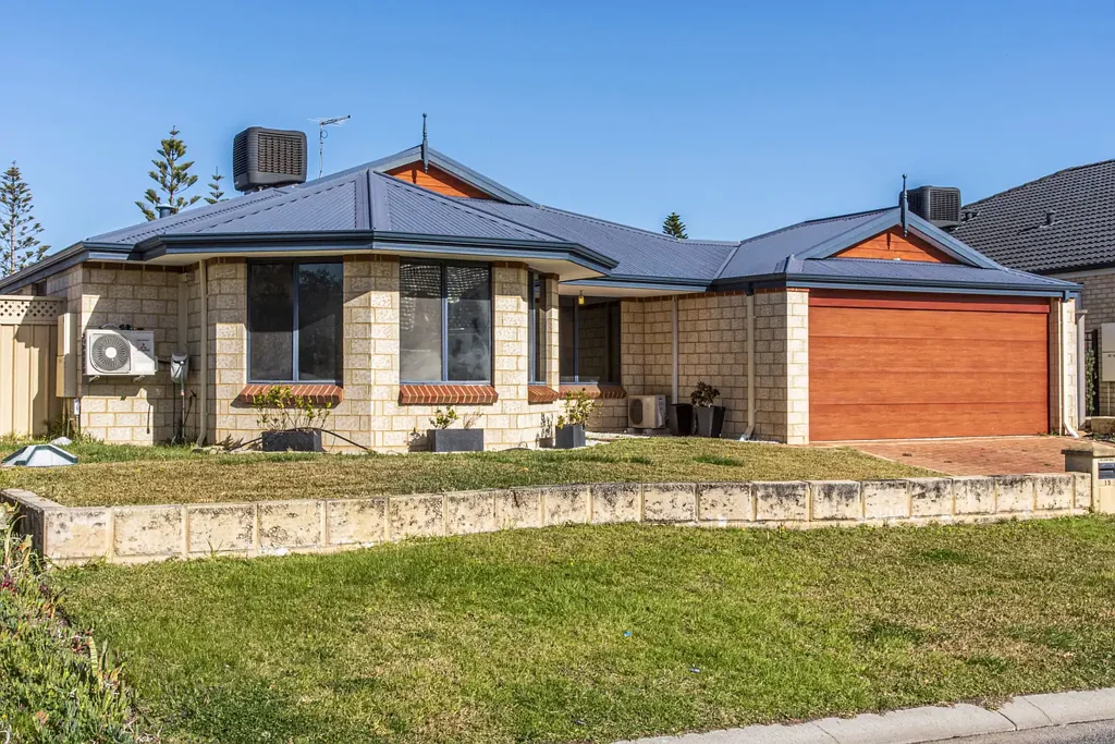 SPACIOUS FAMILY LIVING IN A PRIME LOCATION
