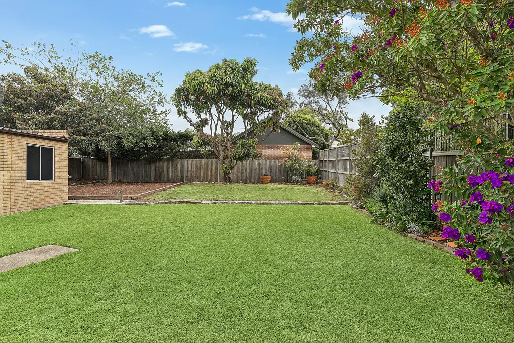 Haberfield 4कमरा Substantial double-brick family home on rare 948sqm