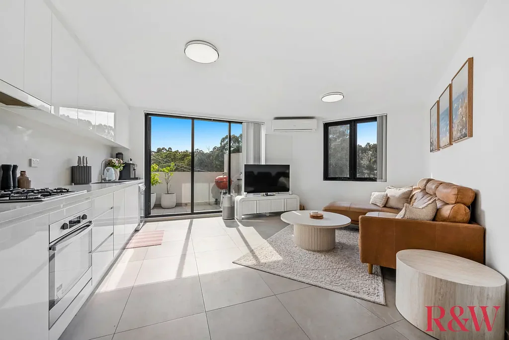 Bass Hill 3બેડરૂમ Elevated Two-Level Living with Parkland Views